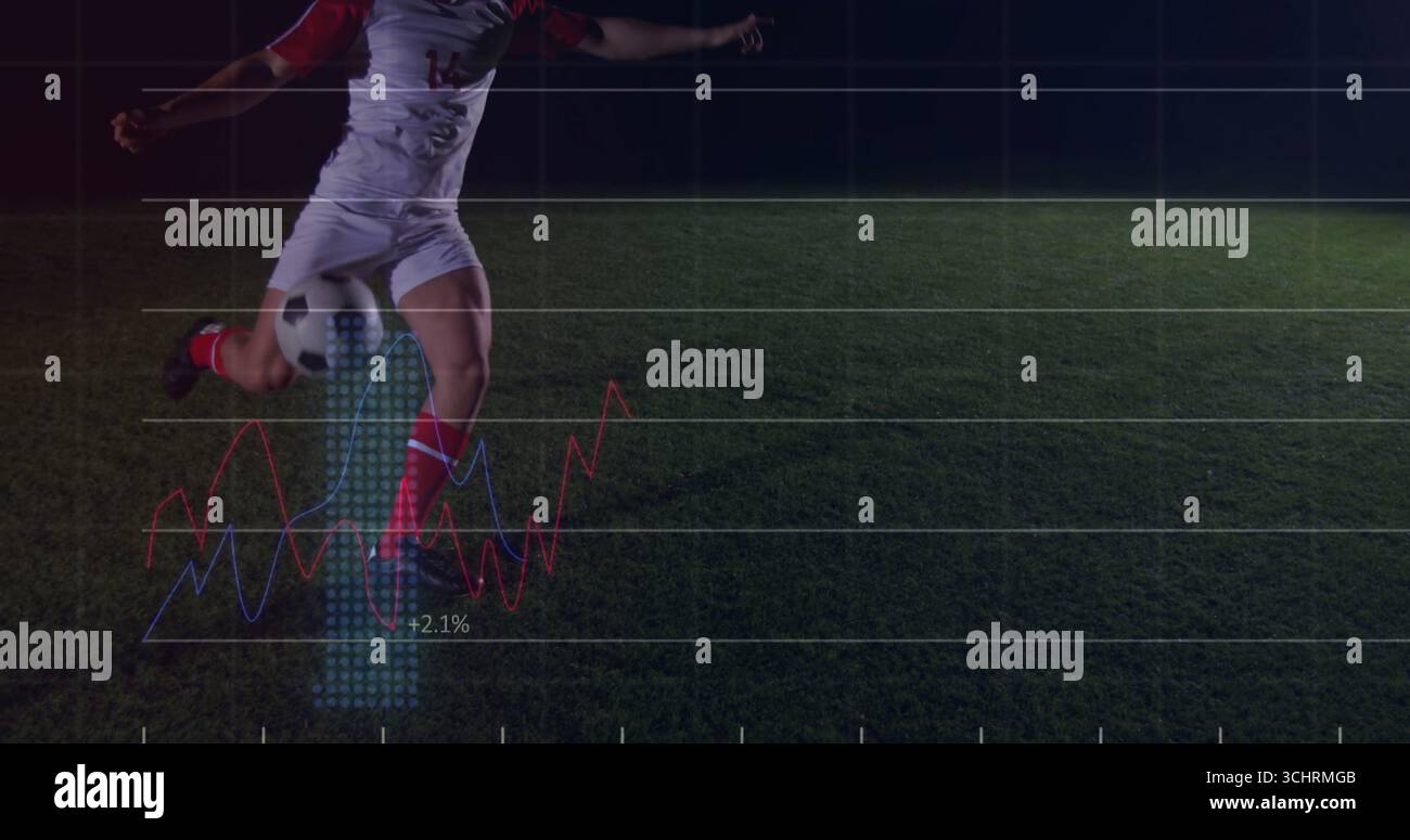 Ein uniformierter Fußballspieler, der nachts auf dem Spielfeld einen Ball schlägt, mit Gitterüberlagerung, Kopierraum Stockfoto