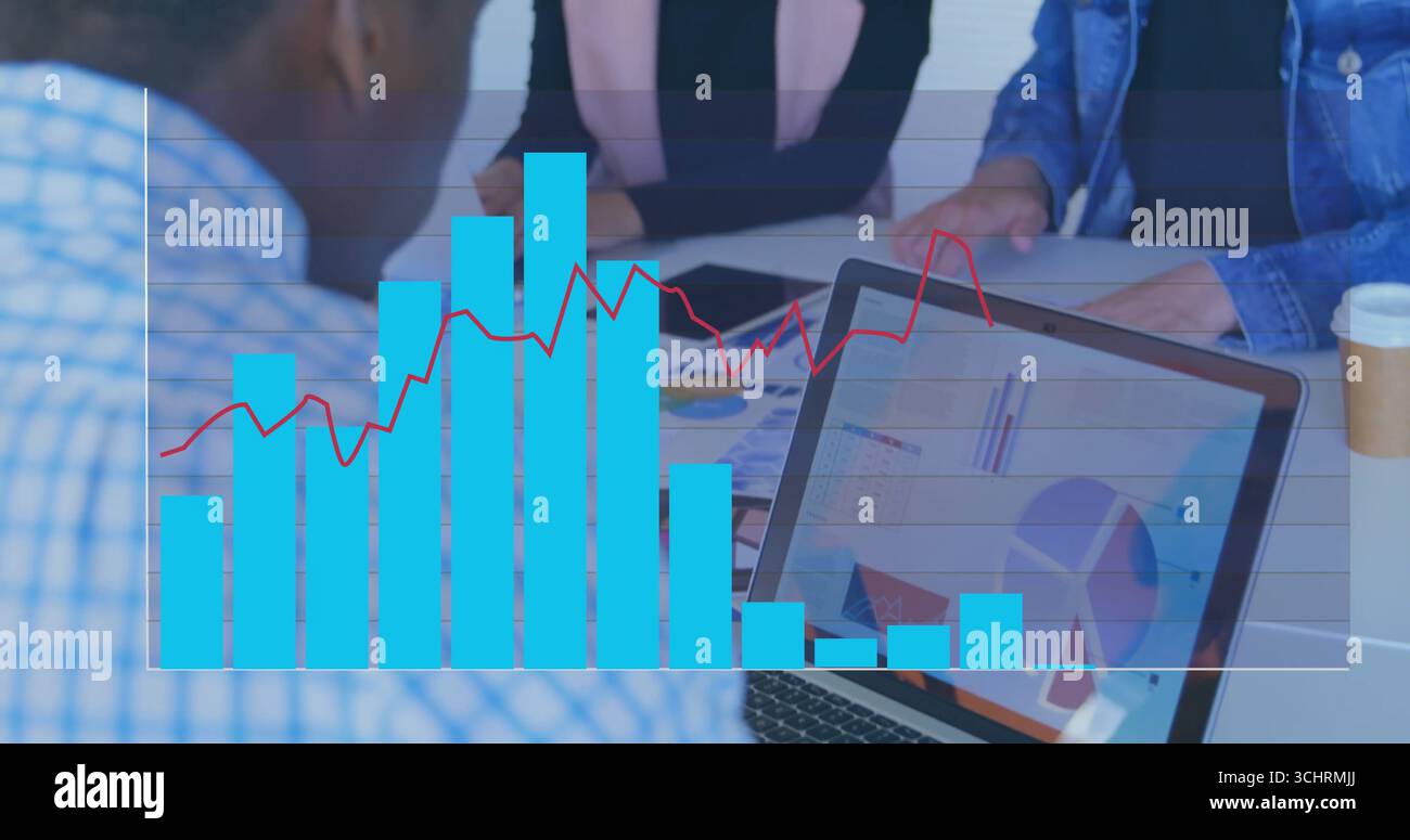 Anhand von Kreis- und Balkendiagrammen auf dem Laptop und Berichten, drei Kollegen, die sich um den Besprechungstisch beugen Stockfoto