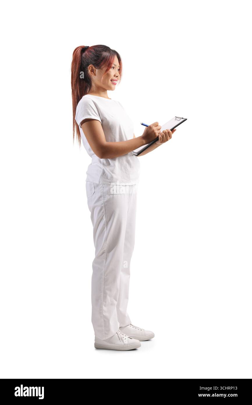 Massagetherapeut in weißer Uniform, der ein Klemmbrett isoliert auf weißem Hintergrund hält Stockfoto