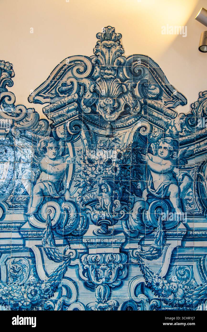 Porto, Portugal - 10. Juli 2025: Die dekorierte Inneneinrichtung in der Kathedrale von Porto in Portugal Stockfoto