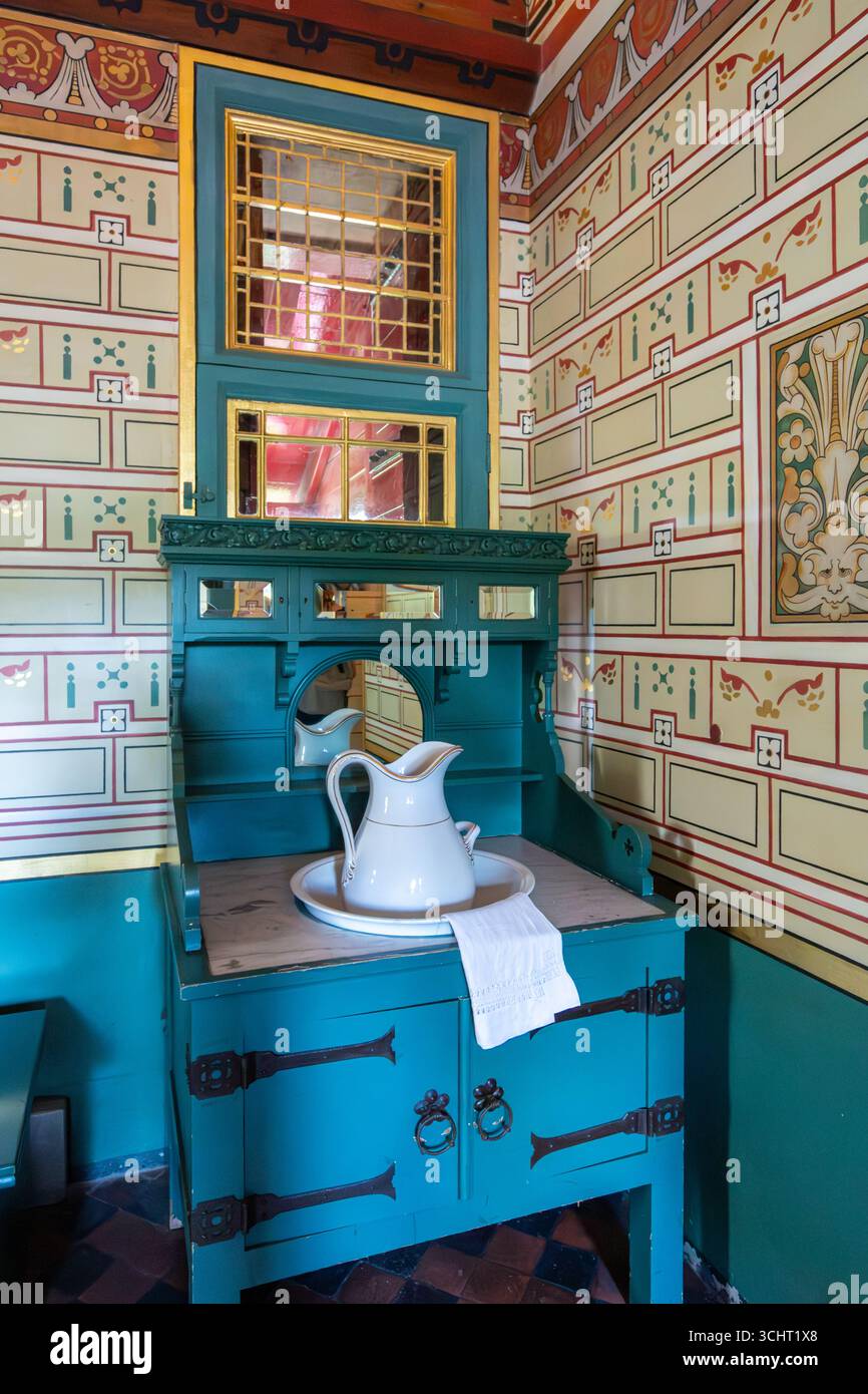 Castle Coch, eine beliebte Touristenattraktion in Südwales, Großbritannien. Gotische Architektur. Blick auf aufwendig dekorierte oder kunstvoll verzierte Innenräume Stockfoto