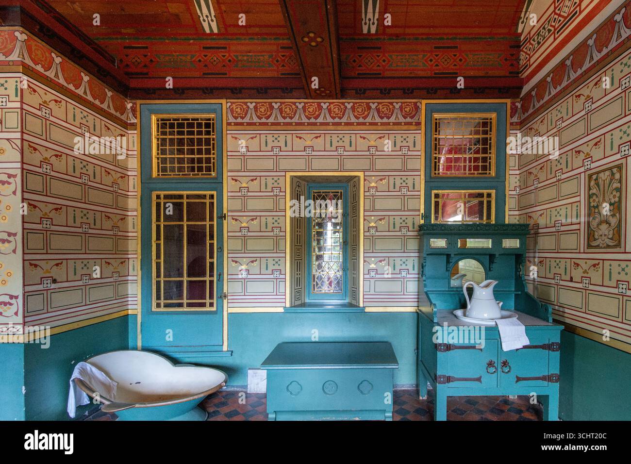 Castle Coch, eine beliebte Touristenattraktion in Südwales, Großbritannien. Gotische Architektur. Blick auf aufwendig dekorierte oder kunstvoll verzierte Innenräume Stockfoto