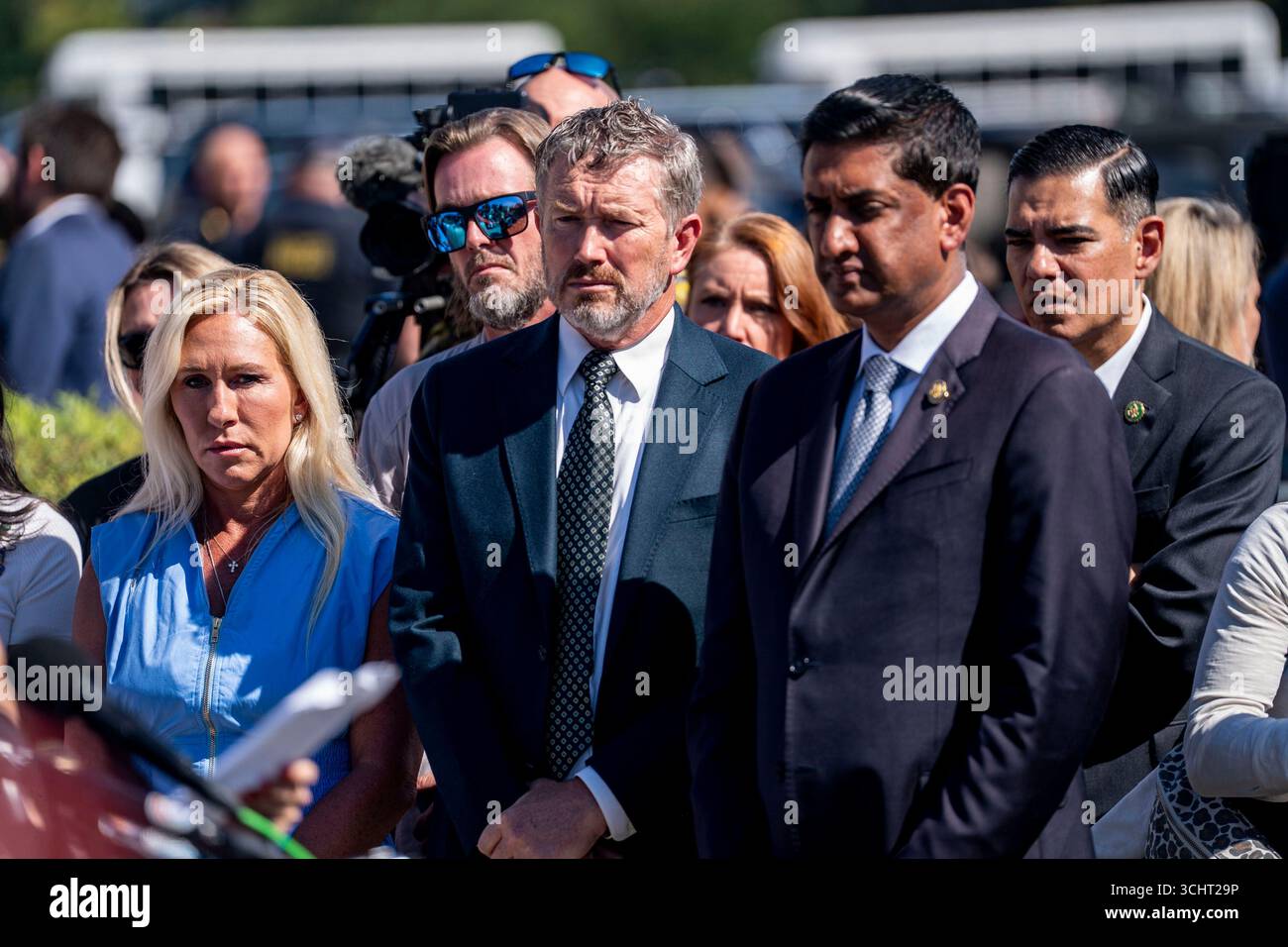 Washington, Usa. September 2025. (L-R) Rep. Marjorie Taylor Green, R-GA, Rep. Thomas Massie, R-KY, Rep. Rho Kanna, D-CA, schauen Sie sich an während einer Pressekonferenz zum Epstein Files Transparency Act im US Capitol in Washington, DC am Mittwoch, den 3. September 2025. Mutmaßliche Opfer von Jeffrey Epstein sprachen im Rahmen einer parteiübergreifenden Bemühungen des Kongresses, die Bundesregierung zu zwingen, alle nicht geheimen Aufzeichnungen aus den Fällen gegen Epstein und Ghislaine Maxwell freizugeben. Foto: Bonnie Cash/UPI Credit: UPI/Alamy Live News Stockfoto