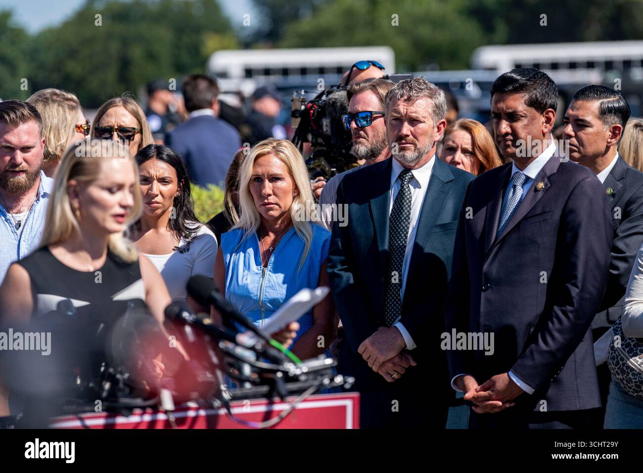 Washington, Usa. September 2025. (L-R) Rep. Marjorie Taylor Green, R-GA, Rep. Thomas Massie, R-KY, Rep. Rho Kanna, D-CA, schauen Sie sich an während einer Pressekonferenz zum Epstein Files Transparency Act im US Capitol in Washington, DC am Mittwoch, den 3. September 2025. Mutmaßliche Opfer von Jeffrey Epstein sprachen im Rahmen einer parteiübergreifenden Bemühungen des Kongresses, die Bundesregierung zu zwingen, alle nicht geheimen Aufzeichnungen aus den Fällen gegen Epstein und Ghislaine Maxwell freizugeben. Foto: Bonnie Cash/UPI Credit: UPI/Alamy Live News Stockfoto