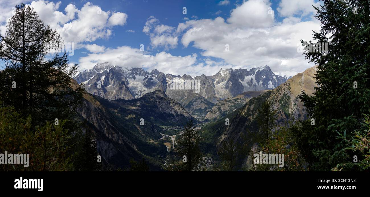 Von Tête d'Arpy die Mont Blanc Gruppe, vom Mont Blanc selbst (4.810 m – 15.800 ft, links) zum Pointe Walker (4.208 m – 13.806 ft, rechts). Stockfoto