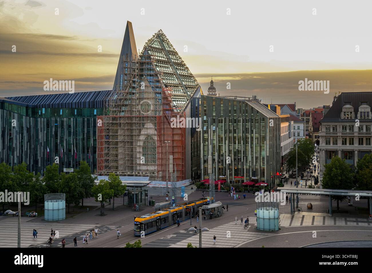 Stimmungsvoller Abendhimmel über dem Augustusplatz mit Blick auf die Universität mit Paulinum in Leipzig, Sachsen, Deutschland Stockfoto