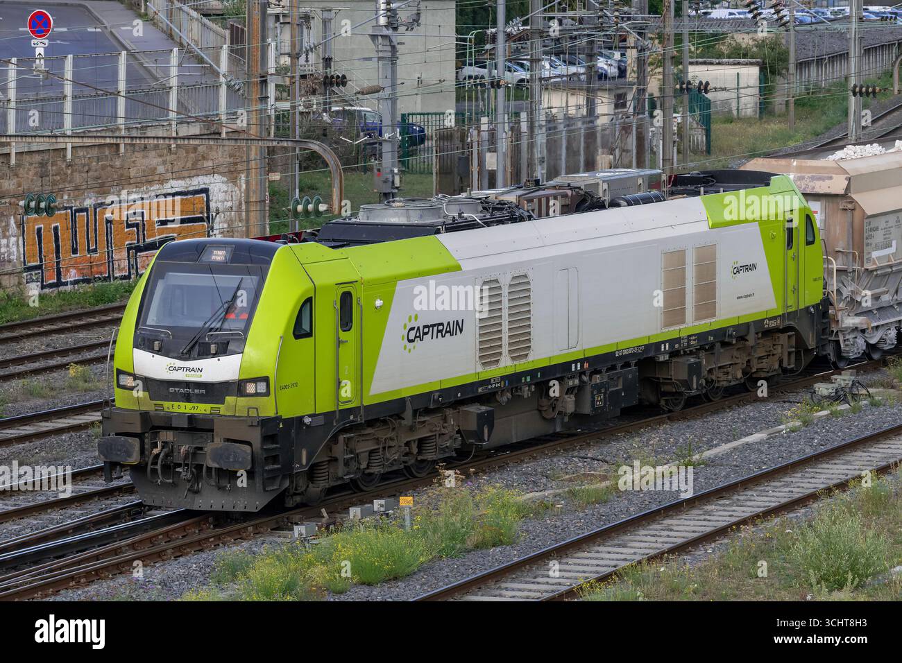 Nancy, Frankreich - Blick auf einen Güterzug, der von einer dieselelektrischen Lokomotive Stadler EURO 4001 gezogen wird und den Bahnhof Nancy überquert. Stockfoto