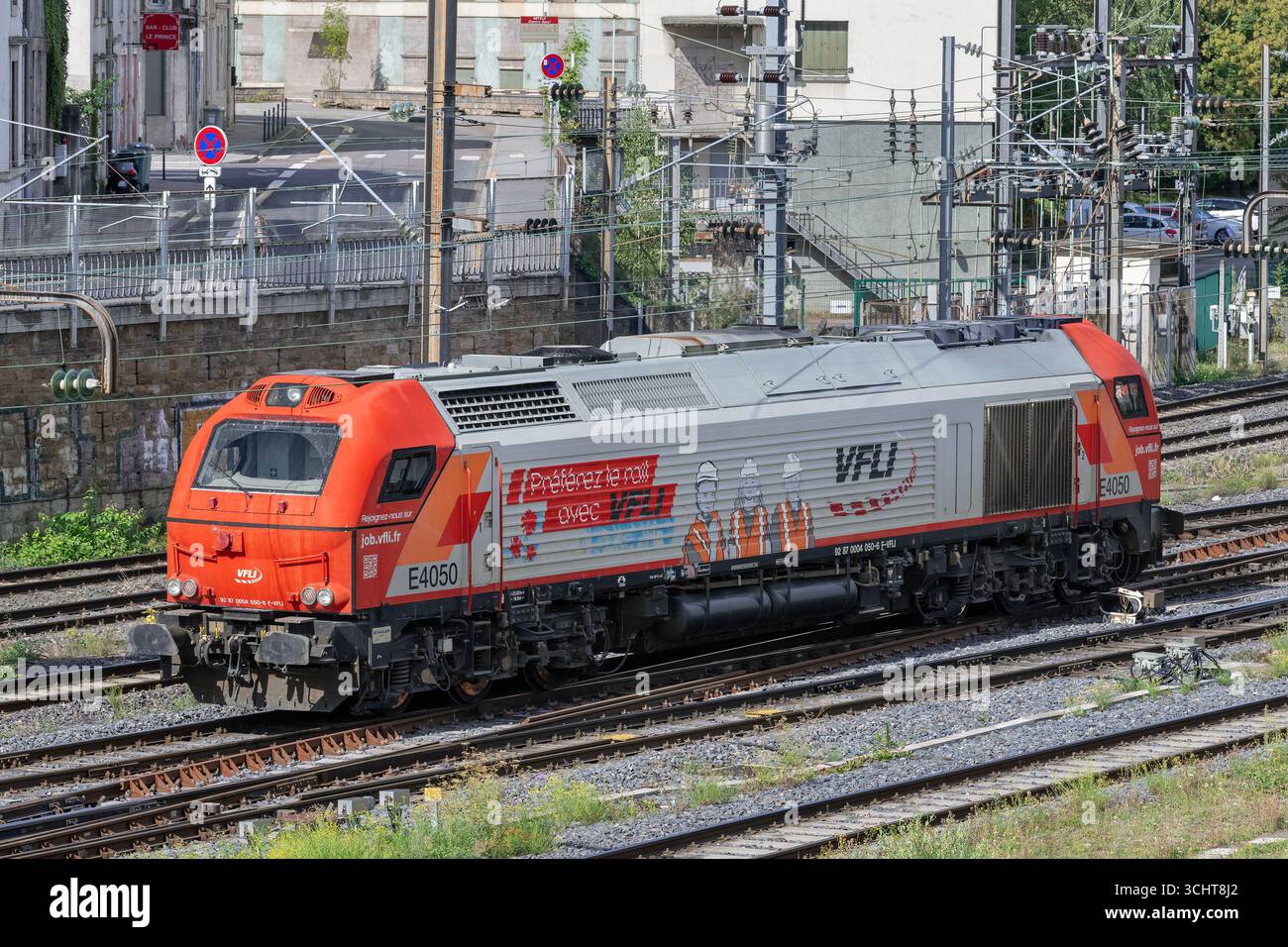 Nancy, Frankreich - Blick auf eine weiß-rote Diesellokomotive Stadler EURO 4000, die den Bahnhof Nancy überquert. Stockfoto