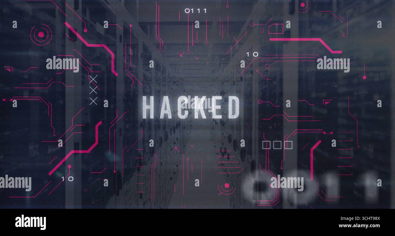 Anzeige von leuchtendem GEHACKTEM Text über dem Korridor des Rechenzentrums, mit Server-Racks und binären Ziffern Stockfoto