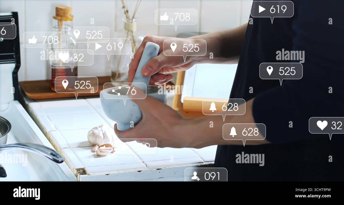 Mann mit Schürze, der Knoblauch mit Mörtelpissel in der Küche zerquetscht, digitale Ikonen, Kopierraum Stockfoto