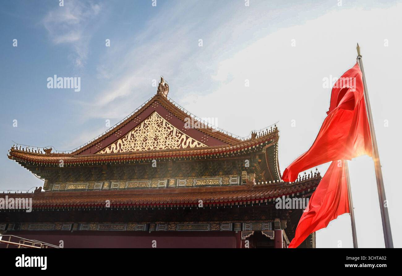 Der Generalsekretär der Kommunistischen Partei Chinas Xi Jinping begrüßte den russischen Präsidenten Wladimir Putin und den Obersten Führer Kim Jong UN Nordkoreas zu einer feierlichen und massiven Militärparade zum Ende des Zweiten Weltkriegs in Peking. XI enthüllte Laserwaffen, nukleare ballistische Raketen und riesige Unterwasserdrohnen in einer Demonstration von Macht und Macht, die den Westen einschüchtern sollte. Stockfoto