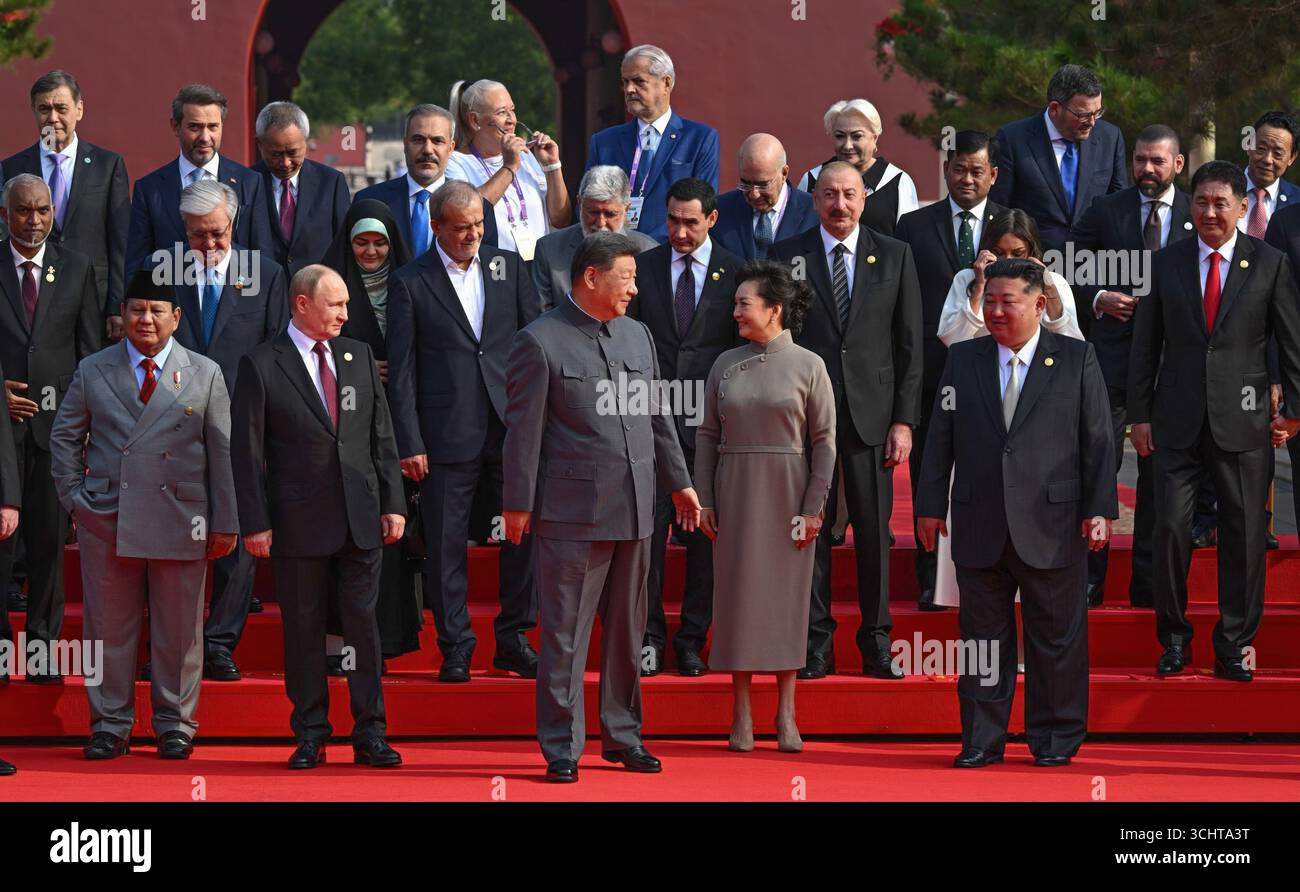 Der Generalsekretär der Kommunistischen Partei Chinas Xi Jinping begrüßte den russischen Präsidenten Wladimir Putin und den Obersten Führer Kim Jong UN Nordkoreas zu einer feierlichen und massiven Militärparade zum Ende des Zweiten Weltkriegs in Peking. XI enthüllte Laserwaffen, nukleare ballistische Raketen und riesige Unterwasserdrohnen in einer Demonstration von Macht und Macht, die den Westen einschüchtern sollte. Stockfoto