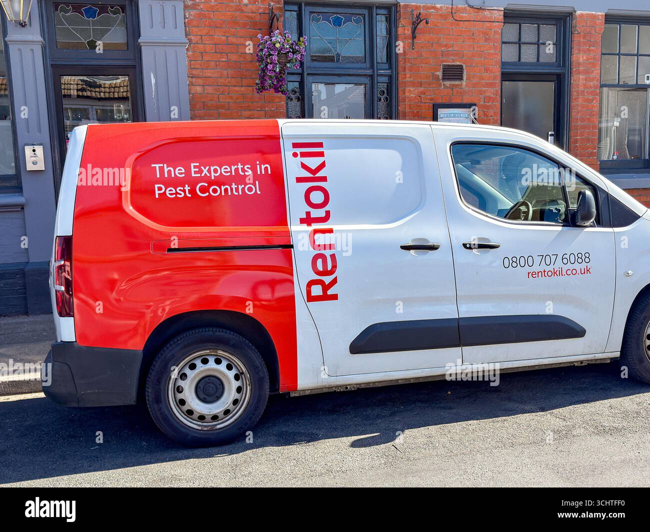 Gosport, Hampshire, England, Großbritannien - 28. Juni 2025: Ein von Rentokil eingesetzter Lieferwagen parkt in einer Straße in Gosport. - Smartphone-aufgenommenes Stockfoto