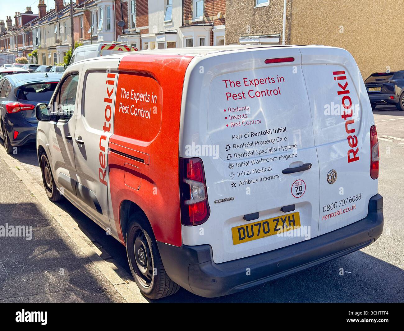 Gosport, Hampshire, England, Großbritannien - 28. Juni 2025: Ein von Rentokil eingesetzter Lieferwagen parkt in einer Straße in Gosport. - Smartphone-aufgenommenes Stockfoto