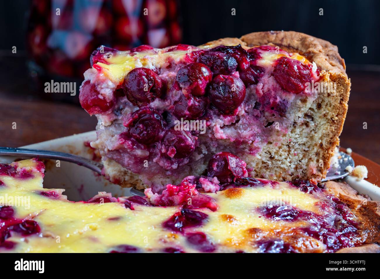 Stück selbstgemachter Kirschkuchen. Leckerer Obstkuchen, Nahaufnahme Stockfoto