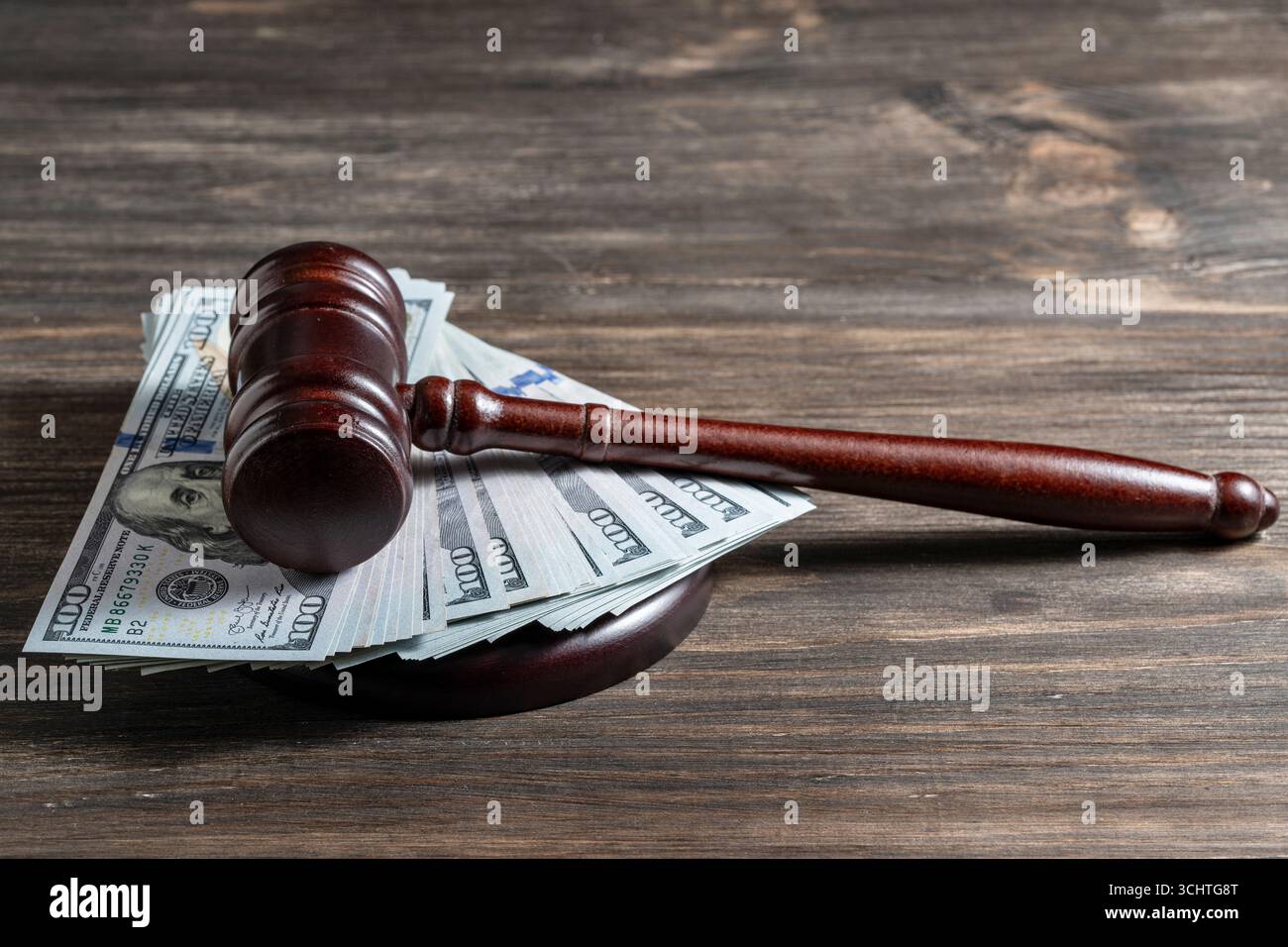 Hölzerner Richter Hammer, Schallplatte mit Dollars auf einem Holztisch, Nahaufnahme Stockfoto