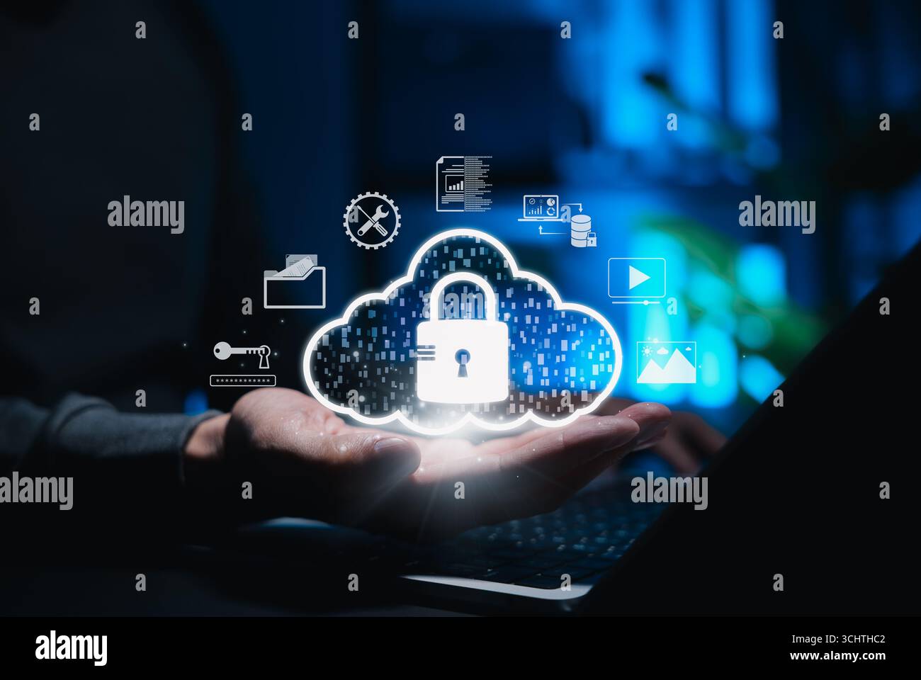 Cloud-Sicherheit und Datenschutz-Konzept. Ein Mann, der Cloud-Sicherheit mit einem glühenden Schlosssymbol, Symbolen für Dateien, Daten und Technologie hält, Stockfoto