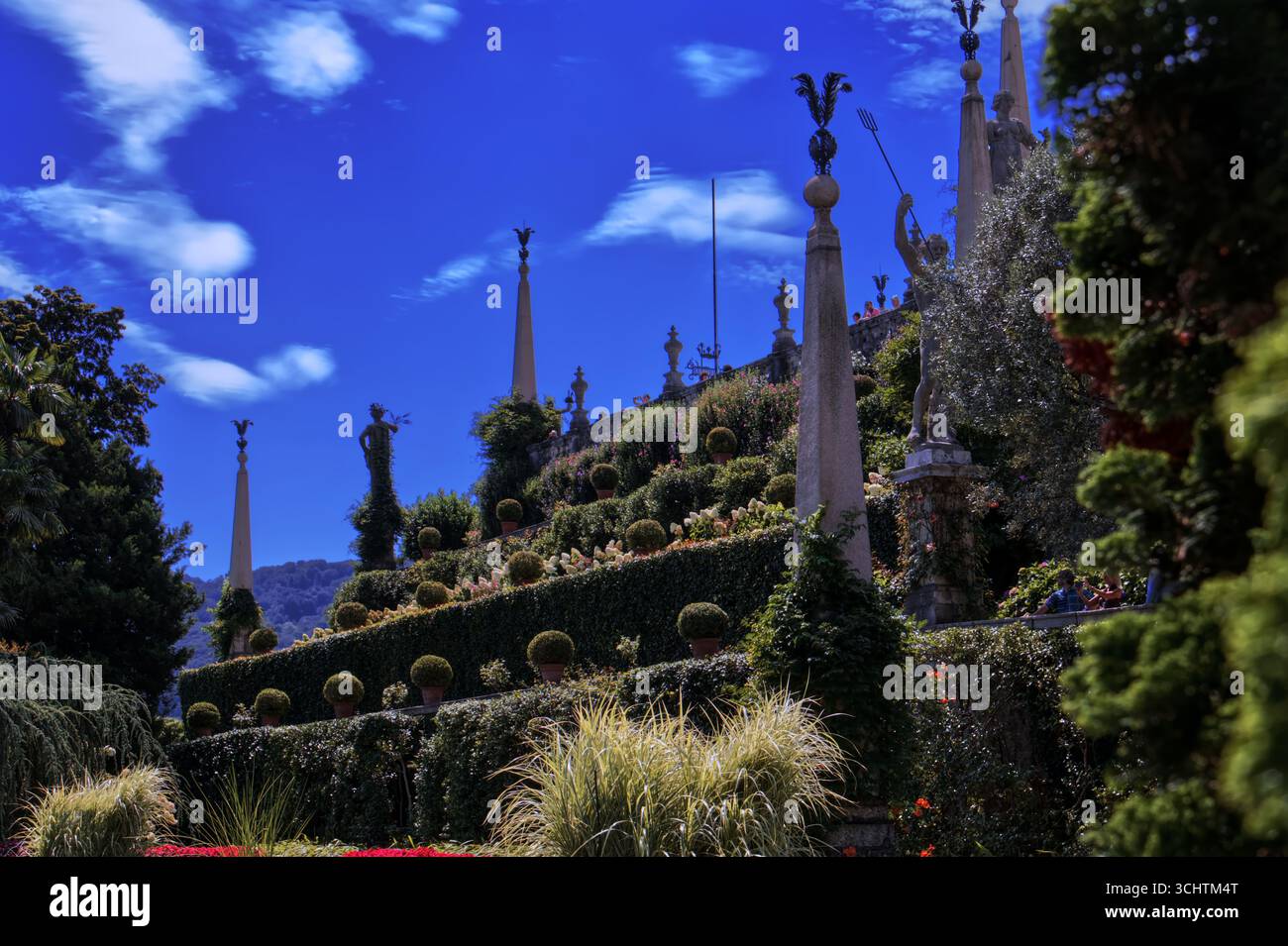 STRESA, ITALIEN 5. AUGUST 2025: Wunderschöne Isola Bella mit Blumengarten, barocke Architektur, Lago Maggiore, Stresa, Italien. Stockfoto