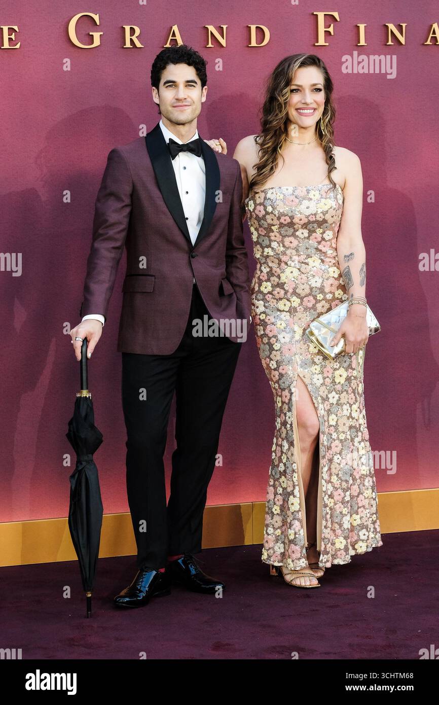 London, Großbritannien. September 2025. Darren Criss und Mia Swier bei der Weltpremiere von Downton Abbey: The Grand Finale. Bildnachweis: Julie Edwards./Alamy Live News Stockfoto London, Großbritannien. September 2025. Darren Criss und Mia Swier bei der Weltpremiere von Downton Abbey: The Grand Finale. Bildnachweis: Julie Edwards./Alamy Live News Stockfoto