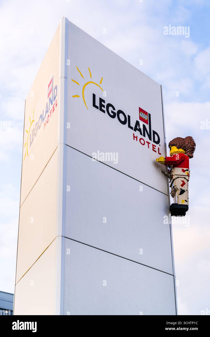 Die farbenfrohe LEGO-Figur zeigt das Legoland Hotel Resort-Schild in Billund und unterstreicht den verspielten Geist dieses familienfreundlichen Reiseziels. Stockfoto