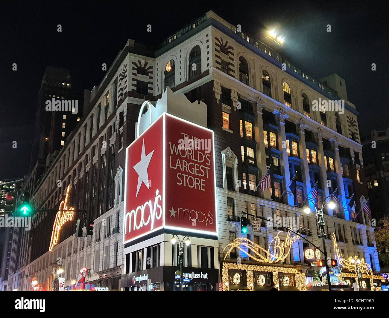 Das berühmte Kaufhaus Macy's in Manhattan, New York, dekoriert mit festlichen Weihnachtslichtern, um die Weihnachtszeit in einer Winternacht zu feiern Stockfoto