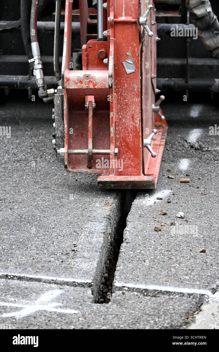 IRIVNE, KALIFORNIEN - 9. SEPTEMBER 2025: Ein Grabenfräser der Graben für Glasfaserkabel in einer Wohngegend. Stockfoto