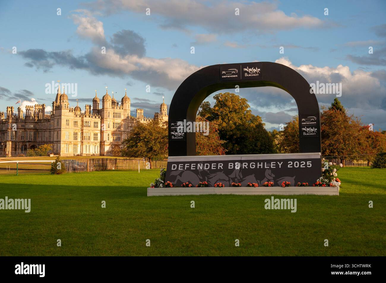 Stamford, Großbritannien. September 2025. Nach der ersten Horse Inspection bei den Defender Burghley Horse Trials 2025 auf dem Gelände von Burghley House in Stamford, Lincolnshire, England, Großbritannien, leuchtet das Abendlicht über Burghley House. Jonathan Clarke / Alamy Live News Stockfoto