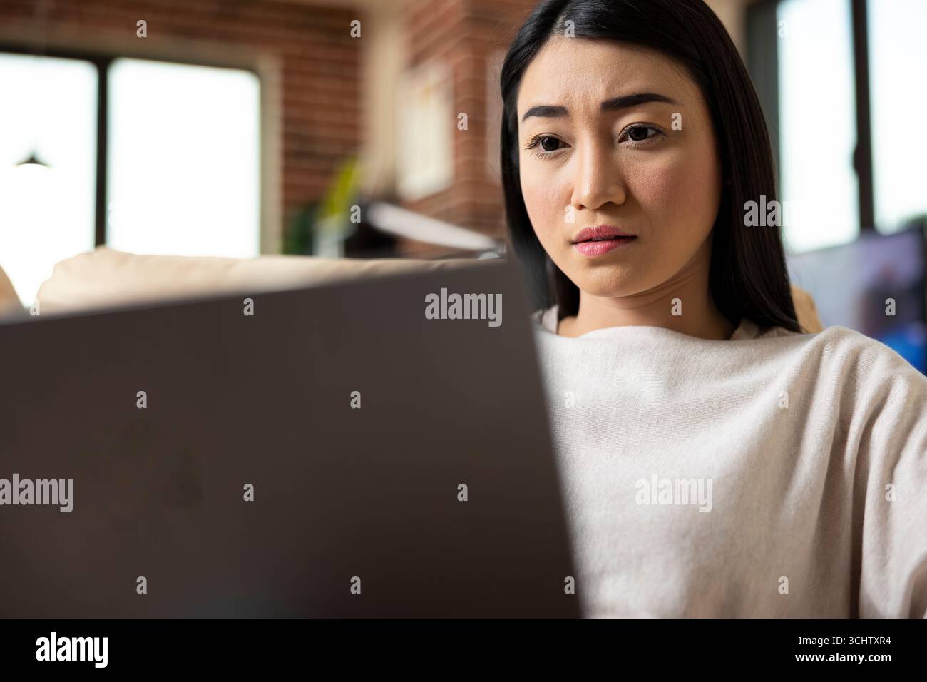 Nahaufnahme einer Geschäftsfrau, die Informationen auf einem Laptop liest, Projekte an entfernten Standorten verwaltet und Updates überprüft. Professionelle Führungskraft hält Termine und Leistungsziele im Auge. Stockfoto