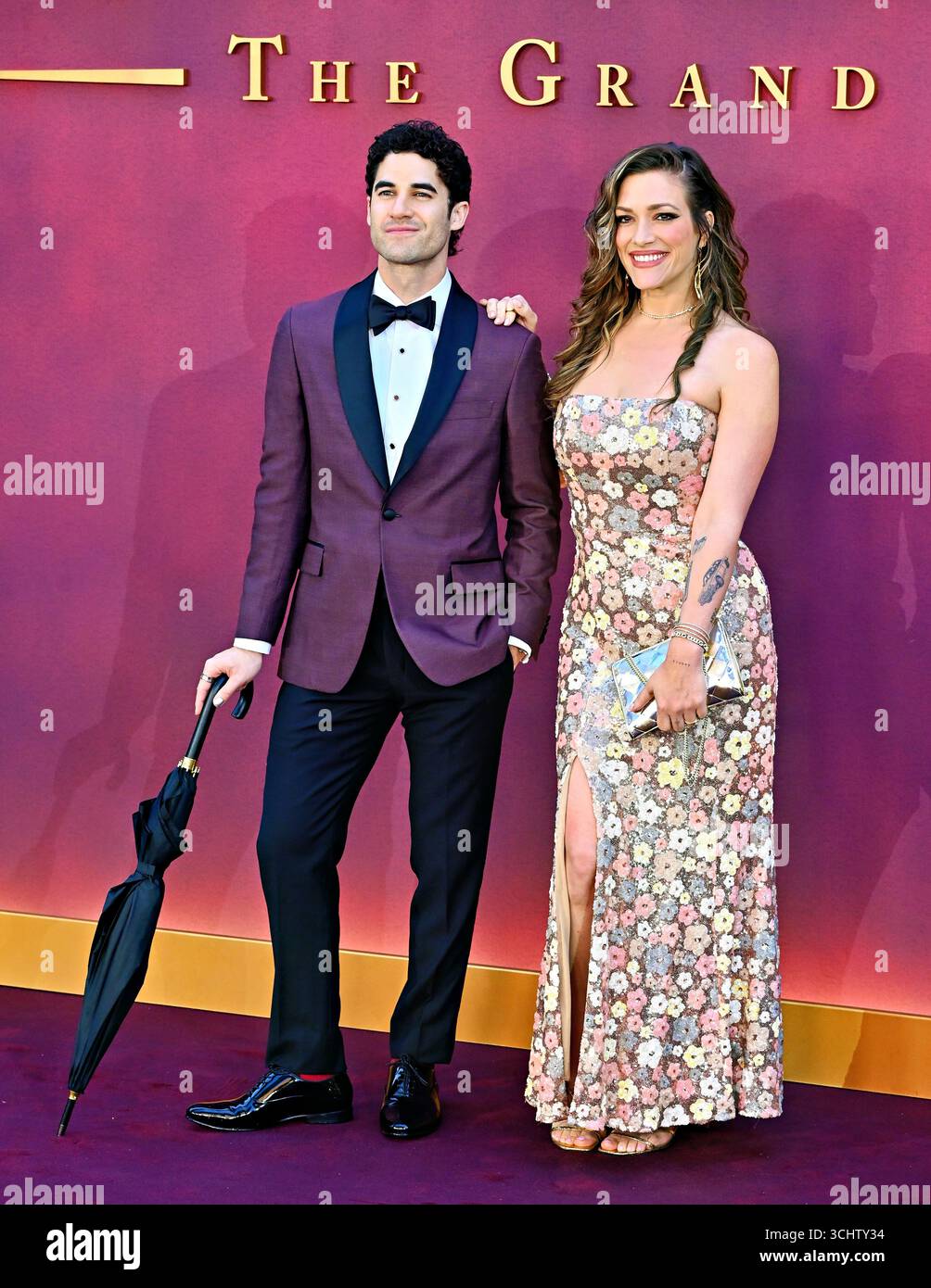 London, Großbritannien. September 2025. Darren Criss und Mia Swier in der Downton Abbey: The Grand Finale - Weltpremiere, London, Großbritannien. (Foto von 李世惠/siehe Li/Picture Capital) Credit: Siehe Li/Picture Capital/Alamy Live News Stockfoto London, Großbritannien. September 2025. Darren Criss und Mia Swier in der Downton Abbey: The Grand Finale - Weltpremiere, London, Großbritannien. (Foto von 李世惠/siehe Li/Picture Capital) Credit: Siehe Li/Picture Capital/Alamy Live News Stockfoto