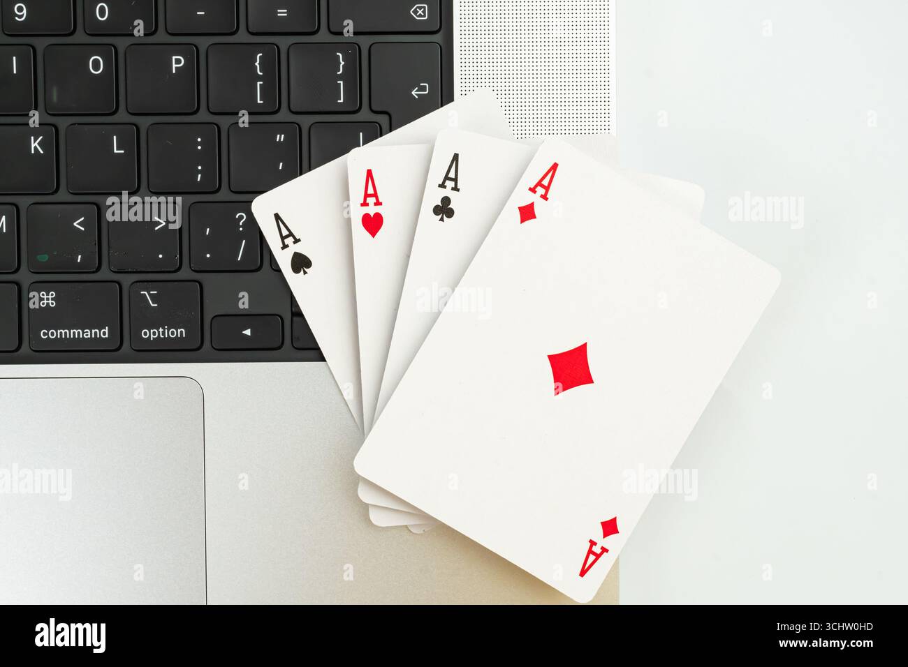 Ein kreatives Bild, das Spielkarten auf einer Laptop-Tastatur zeigt und Themen wie Technik, digitales Gaming, Strategie, Online-Gamblinge-Sport und angibt Stockfoto