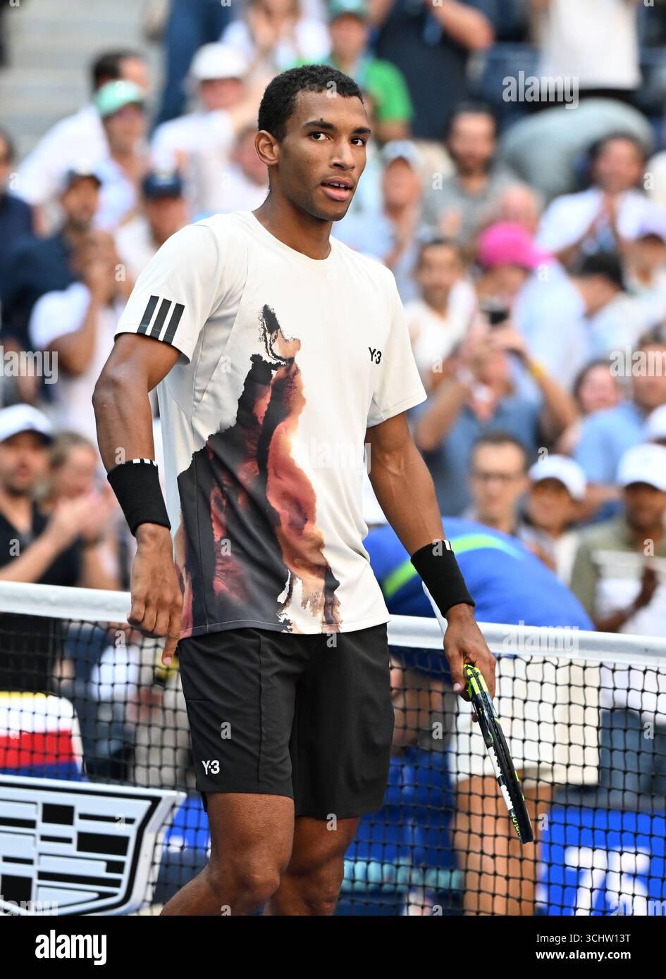 Flushing NY, USA. September 2025. Alex de Minaur gegen Felix Auger-Aliassime während des Viertelfinals im Arthur Ashe Stadium im USTA Billie Jean King National Tennis Center am 3. September 2025 in Flushing Queens. Quelle: Mpi04/Media Punch/Alamy Live News Stockfoto