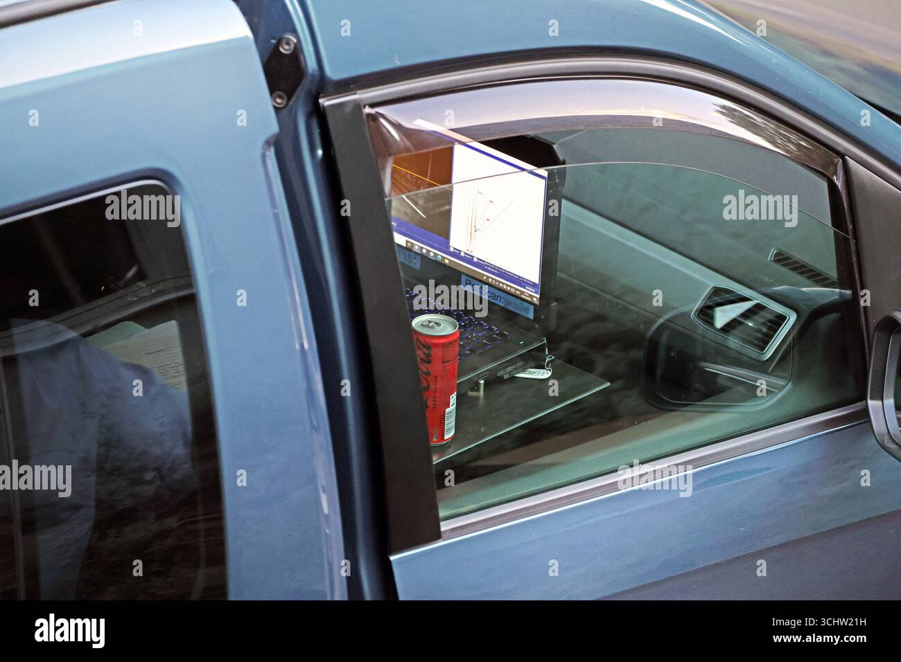 Ein Computer mit Software und Technik des Herstellers Vitronic unter dem Namen PoliScan im mobilen Einsatz bei der Verkehrsüberwachung. *** Mobile Radarkameras in der Stadt Ein Computer mit Software und Technologie des Herstellers Vitronic unter dem Namen PoliScan im mobilen Einsatz zur Verkehrsüberwachung Stockfoto