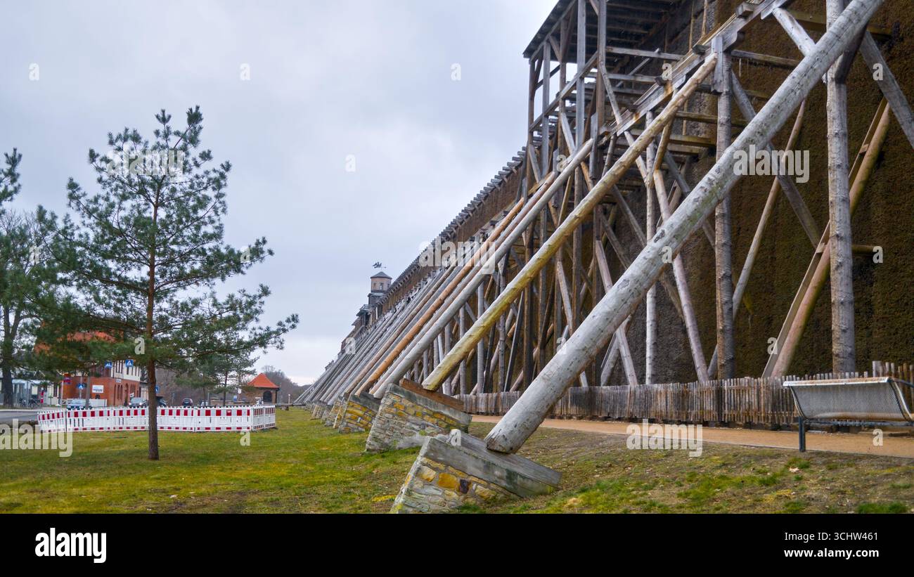 Historischer Graduierationsturm in Schönebeck, Deutschland, Außenansicht entlang des Wanderweges. Schlüsselwörter: Stockfoto