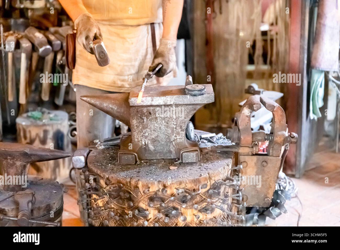 Schmiede, Schmiedearbeiten, heißes Metall. Stockfoto