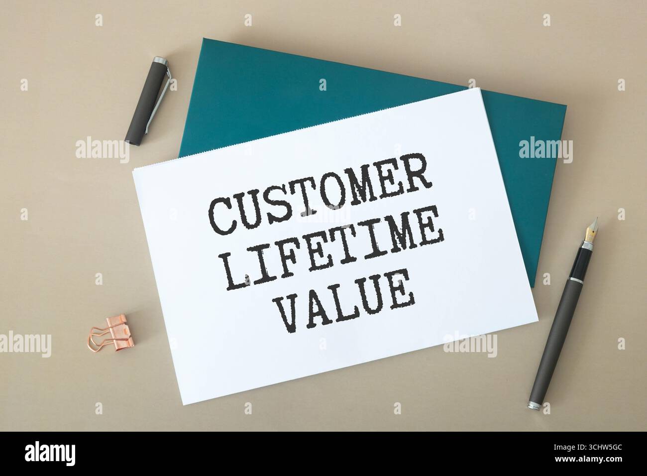 Konzept des lebenslangen Werts des Kunden Schreiben Sie auf Haftnotizen, die auf einem Holztisch isoliert sind. Stockfoto