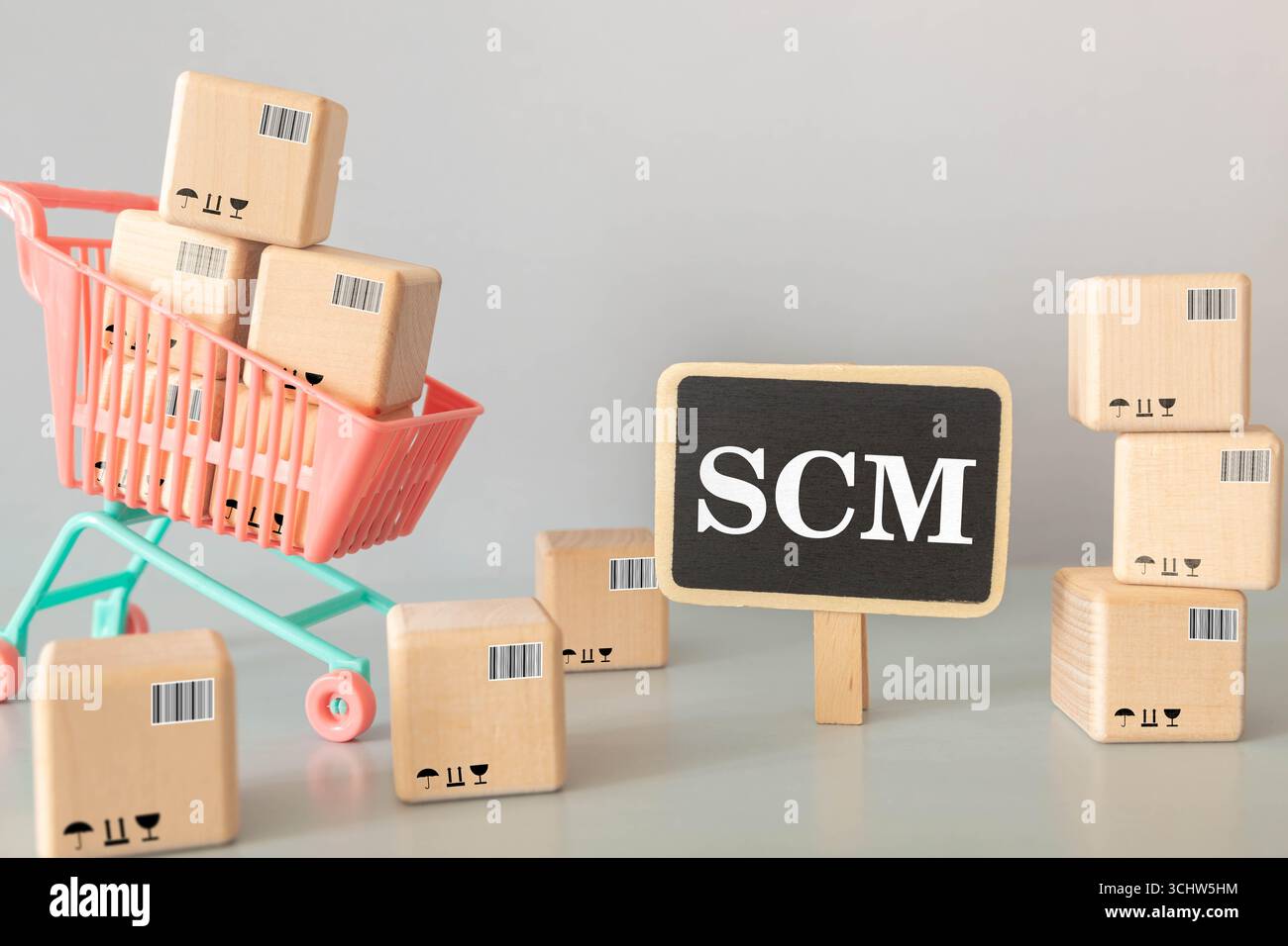 Konzept des SCM auf Holzwürfeln Stockfoto