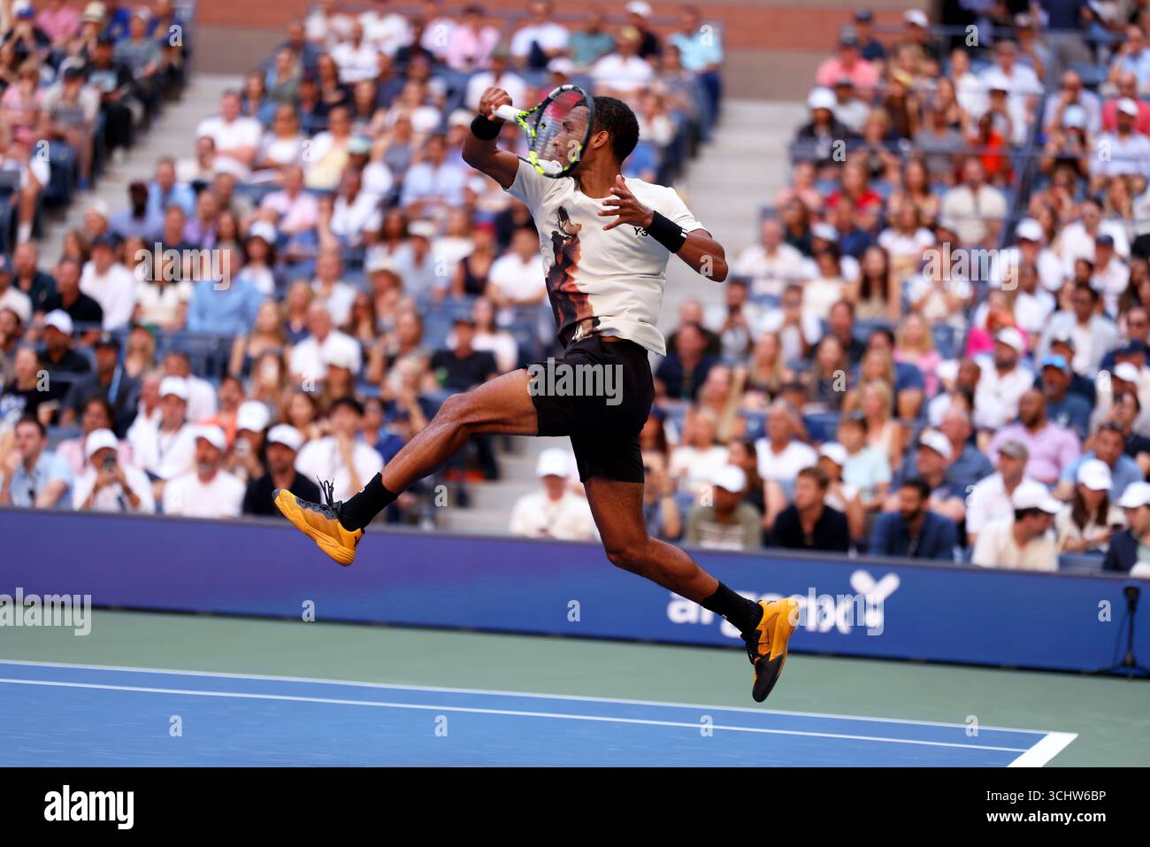 Flushing Meadows, New York - Felix Auger-Aliassime aus Kanada. September 2025. Bei seinem Viertelfinalsieg gegen Alex de Minaur bei den US Open. Quelle: Adam Stoltman/Alamy Live News Stockfoto