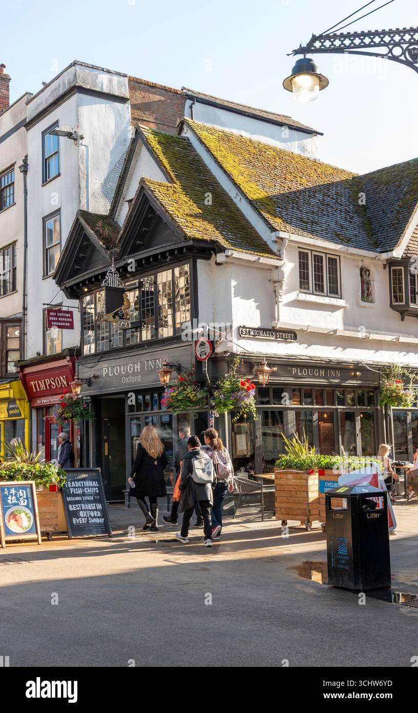 Oxford England Großbritannien. 31.08.2025. Das Plough Inn in der Cornmarket Street Stadtzentrum Oxford wurde 1656 erbaut. Stockfoto