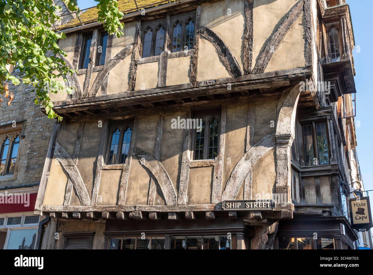 Oxford England Großbritannien. 31.08.2025. Altes, denkmalgeschütztes Fachwerkgebäude an der Ecke Ship Street im Stadtzentrum von Oxford, Großbritannien. Stockfoto