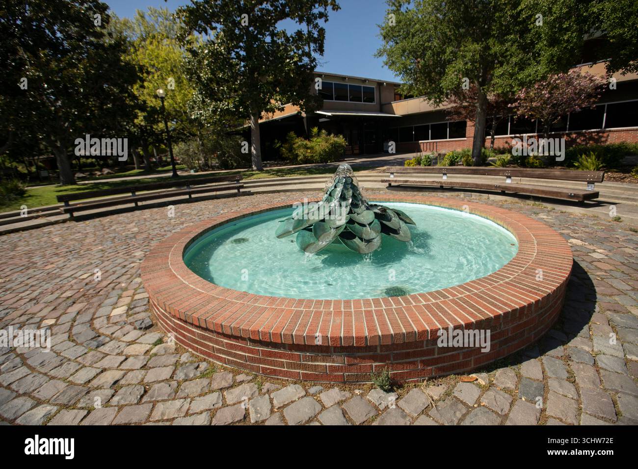 Menlo Park, Kalifornien, USA - 18. April 2025: Der Brunnen des Menlo Park City Hall fließt in das Stadtzentrum. Stockfoto