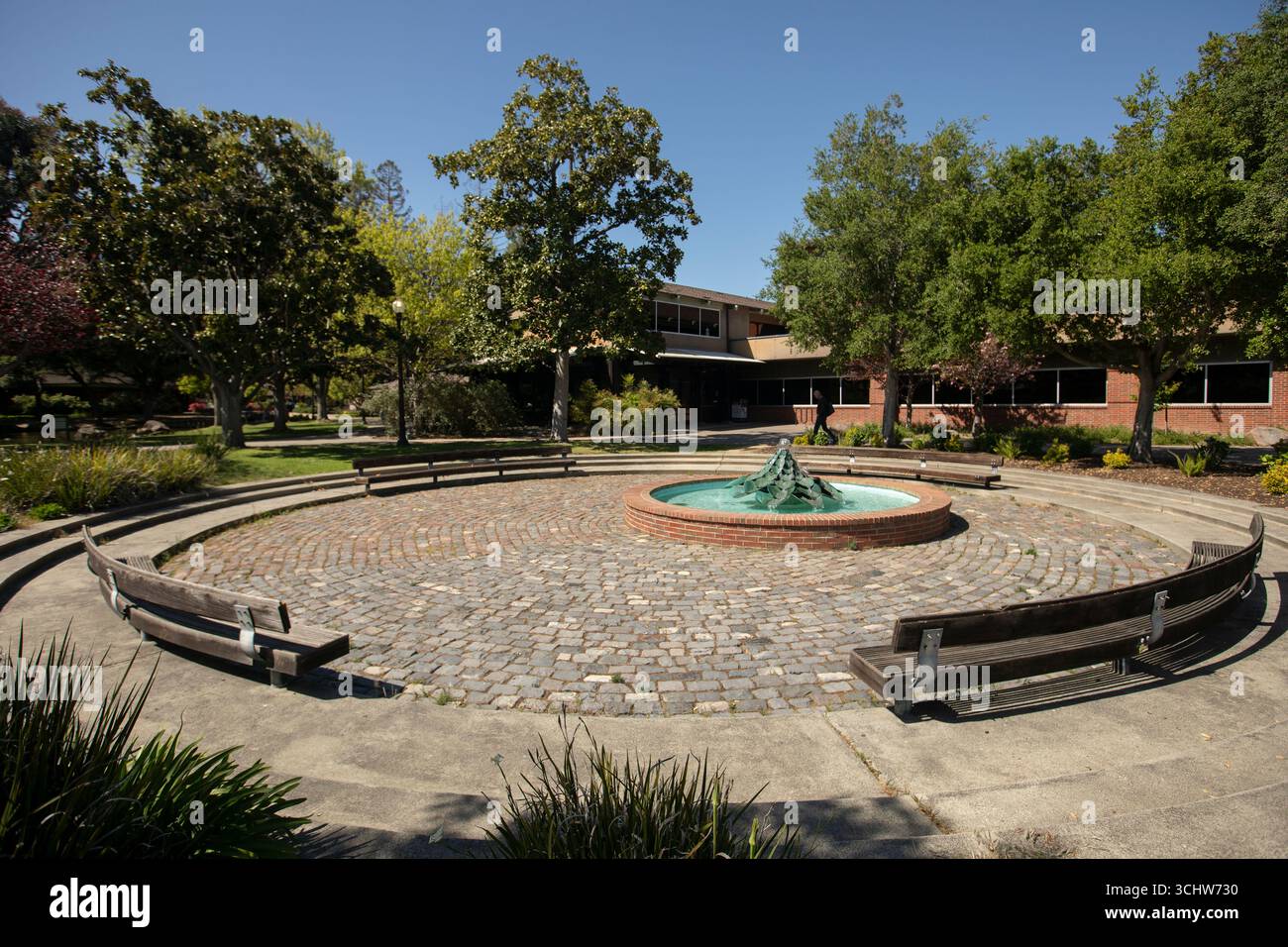 Menlo Park, Kalifornien, USA - 18. April 2025: Der Brunnen des Menlo Park City Hall fließt in das Stadtzentrum. Stockfoto