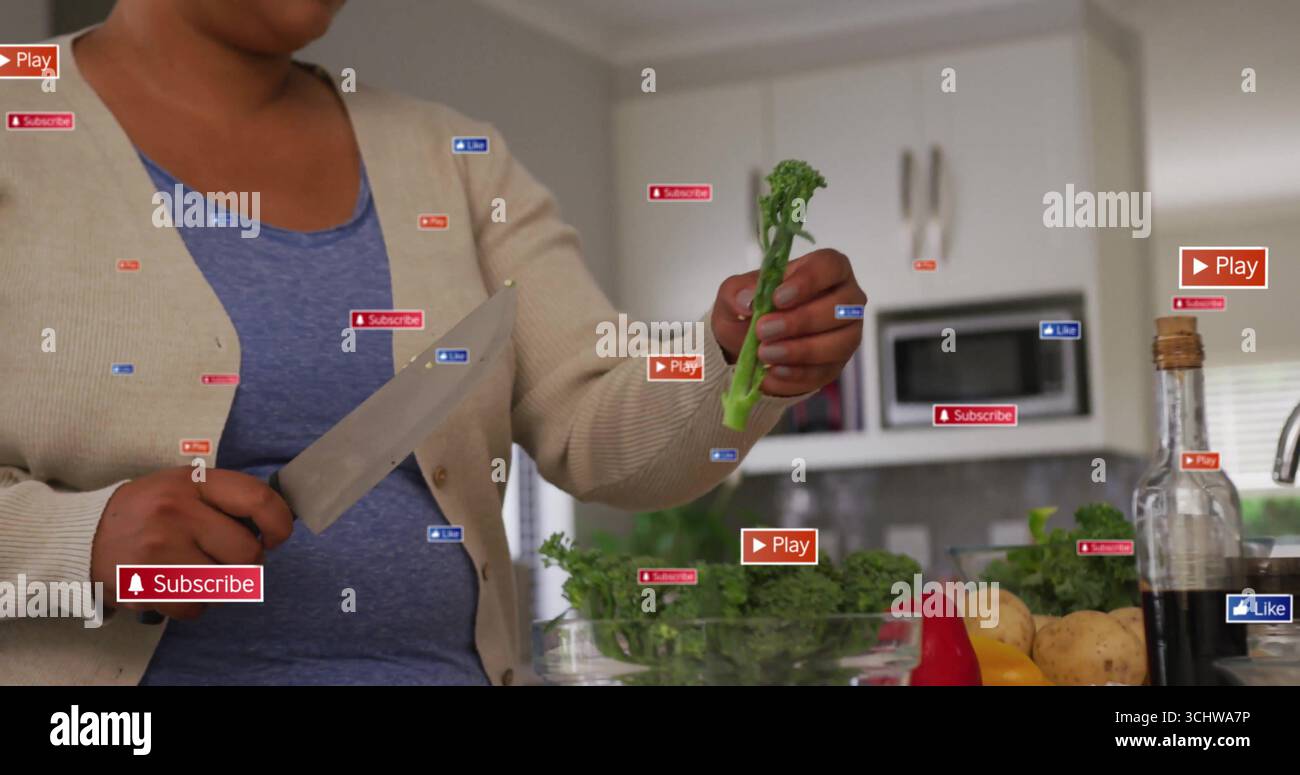 Frau in Strickjacke mit Kochmesser und Brokkoli in der Küche, mit Überlagerungssymbolen, Kopierraum Stockfoto