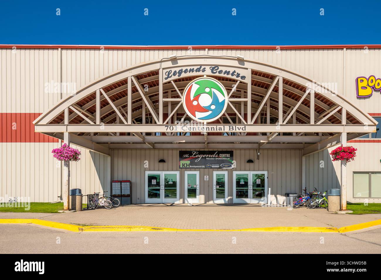 Foto im Erdgeschoss mit dem Haupteingang des Legends Centre in Warman. Die moderne Anlage begrüßt Besucher für Sport, Fitness und Freizeit Stockfoto