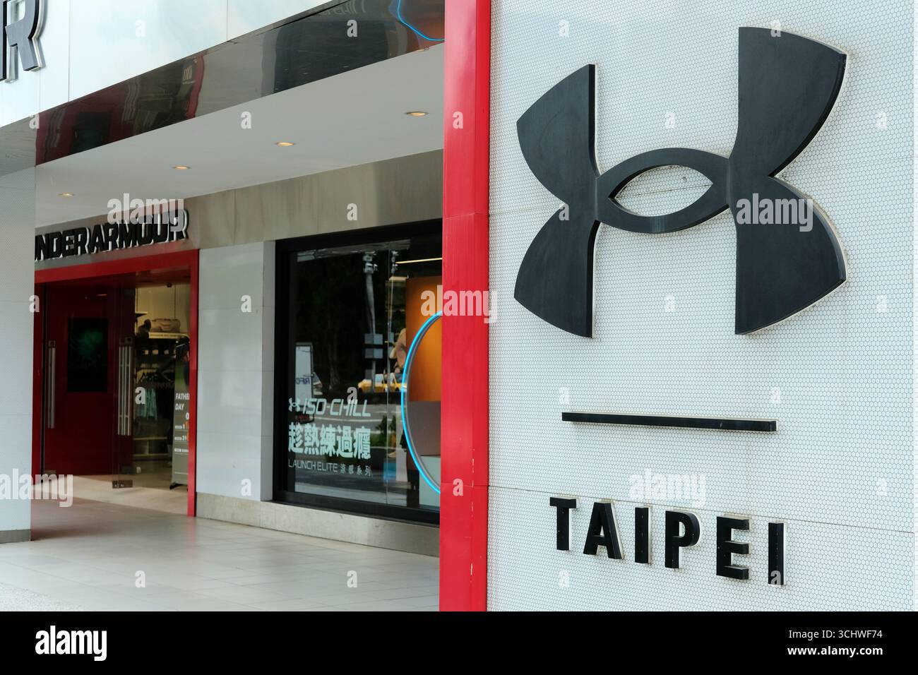 Under Armour Flagship Store im Viertel Shihlin in Taipei, Taiwan; Under Armour ist ein US-amerikanisches Sportbekleidungsunternehmen. Stockfoto