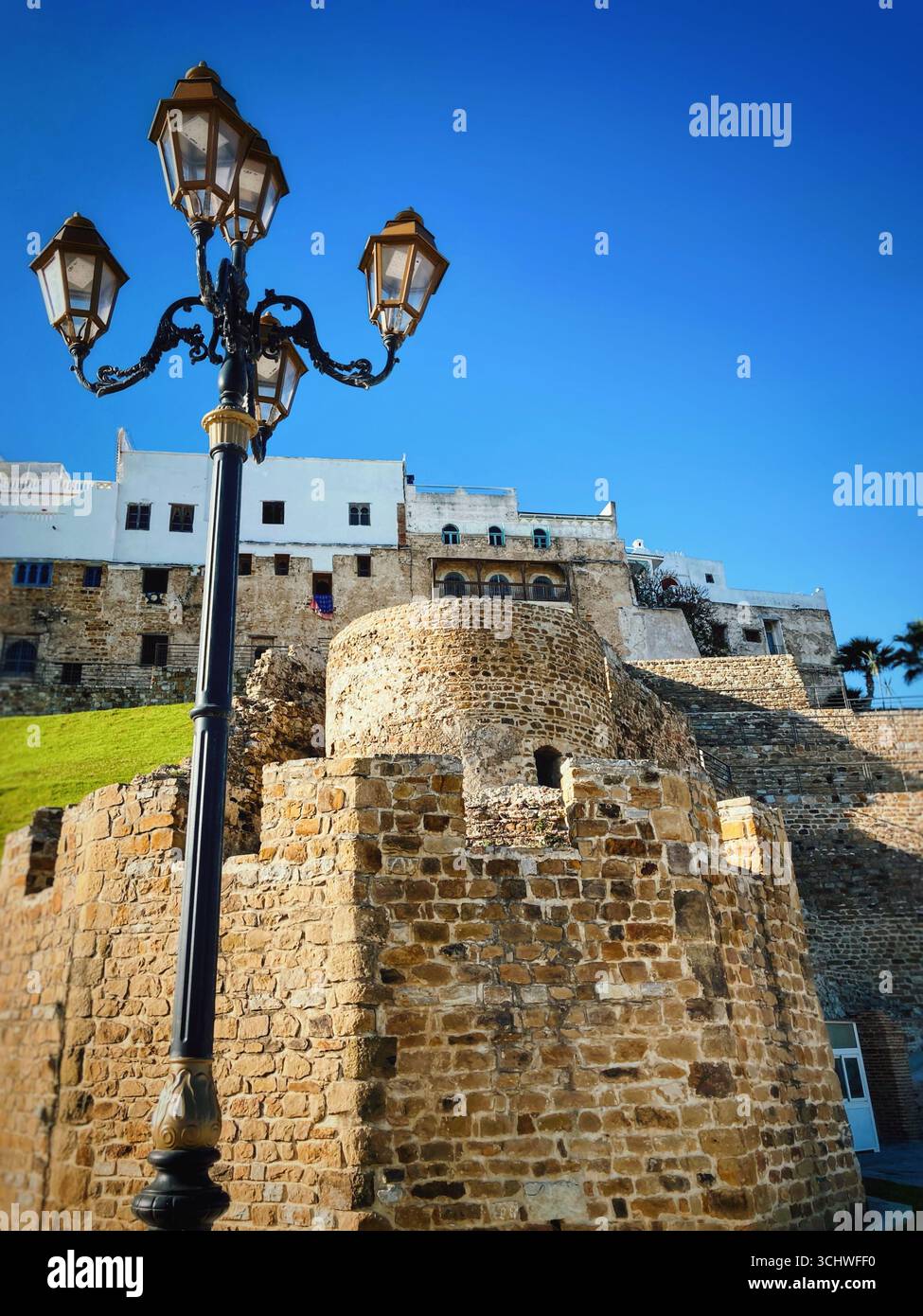 Tangiers Stadtteil Port Kasbah, Marokko – mit Bogenfenstern und Steinfundamenten, die am 6. Juni 2024 unter klarem blauem Himmel erfasst wurden Stockfoto