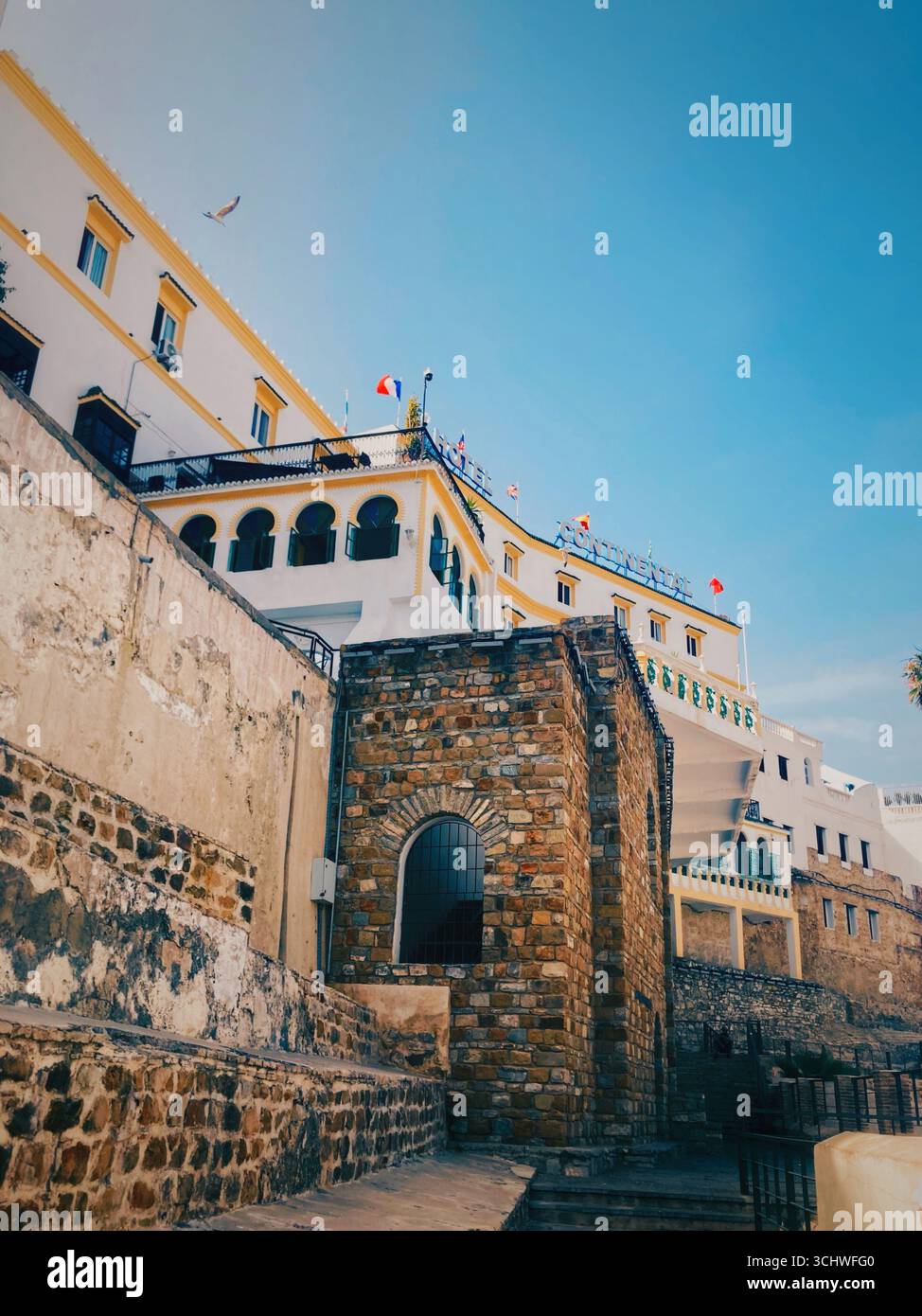 Tangiers Stadtteil Port Kasbah, Marokko – mit Bogenfenstern und Steinfundamenten, die am 6. Juni 2024 unter klarem blauem Himmel erfasst wurden Stockfoto
