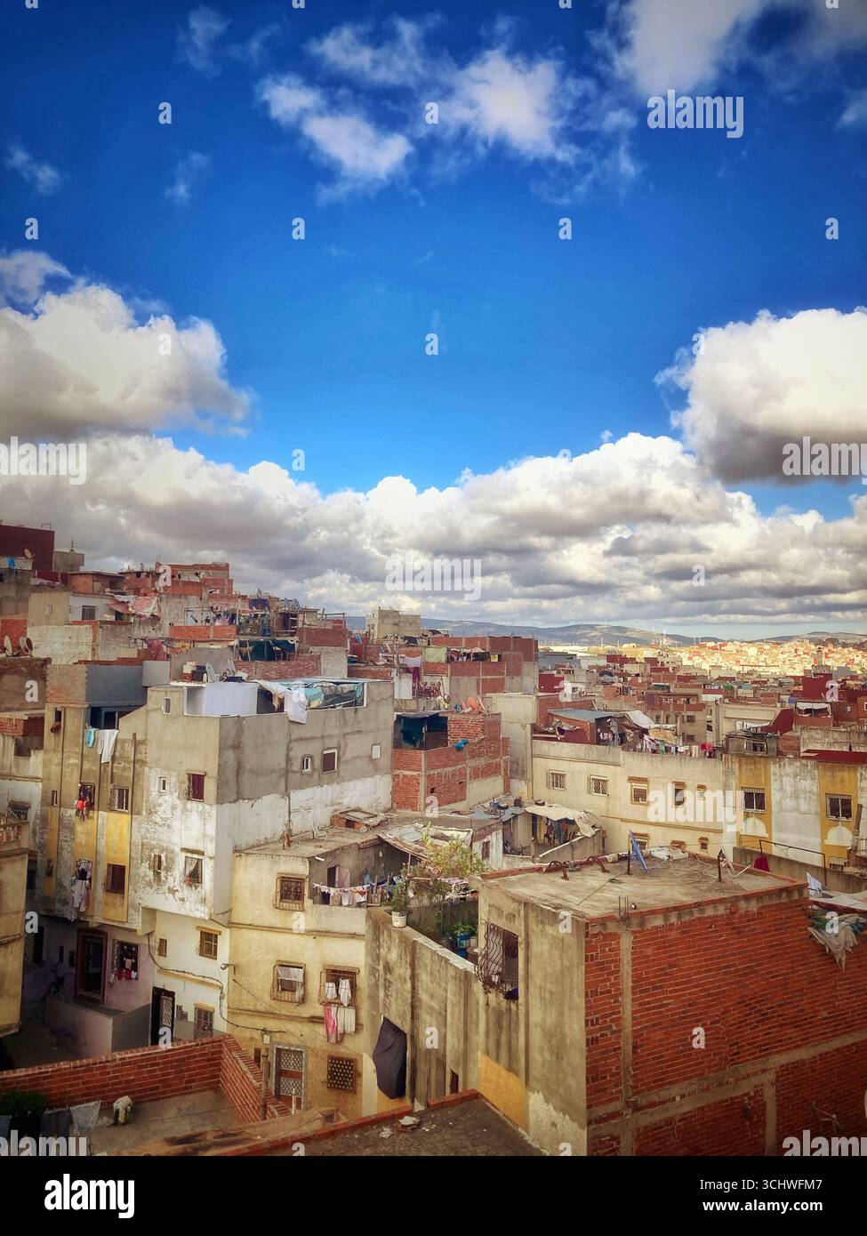 Dichter Blick auf das Viertel Moujahidine in Tanger, Marokko, mit flachen Dächern, gemischter Architektur und lebendigem Himmel – 5. Juni 2024 Stockfoto