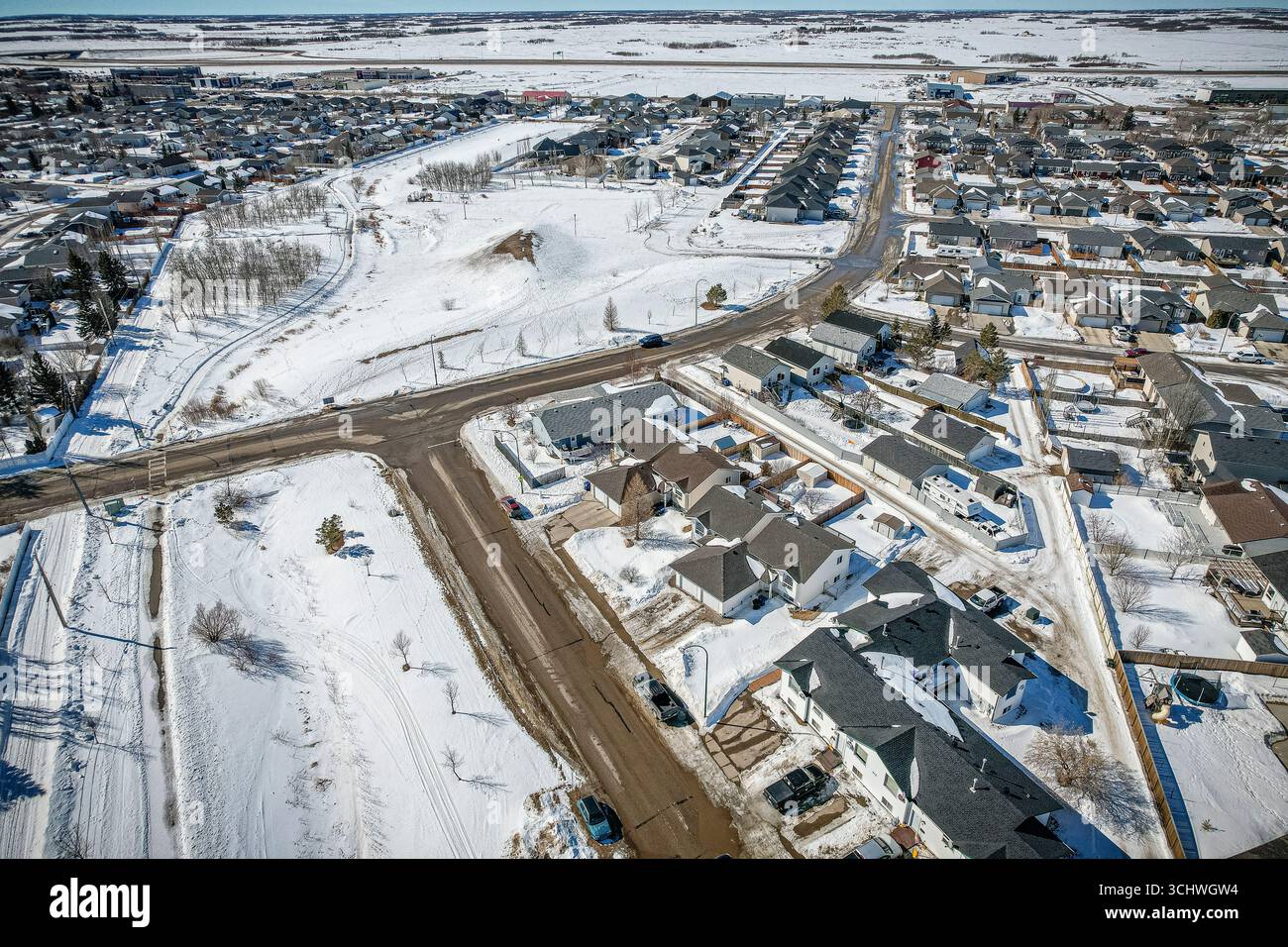 Drohnenbild, das die Stadt Martensville in Saskatchewan während der Wintersaison mit ihren schneebedeckten Straßen, gemütlichen Häusern und charmanten Winziergängen einfängt Stockfoto