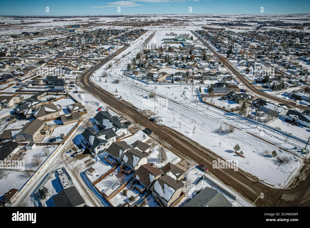 Drohnenbild, das die Stadt Martensville in Saskatchewan während der Wintersaison mit ihren schneebedeckten Straßen, gemütlichen Häusern und charmanten Winziergängen einfängt Stockfoto