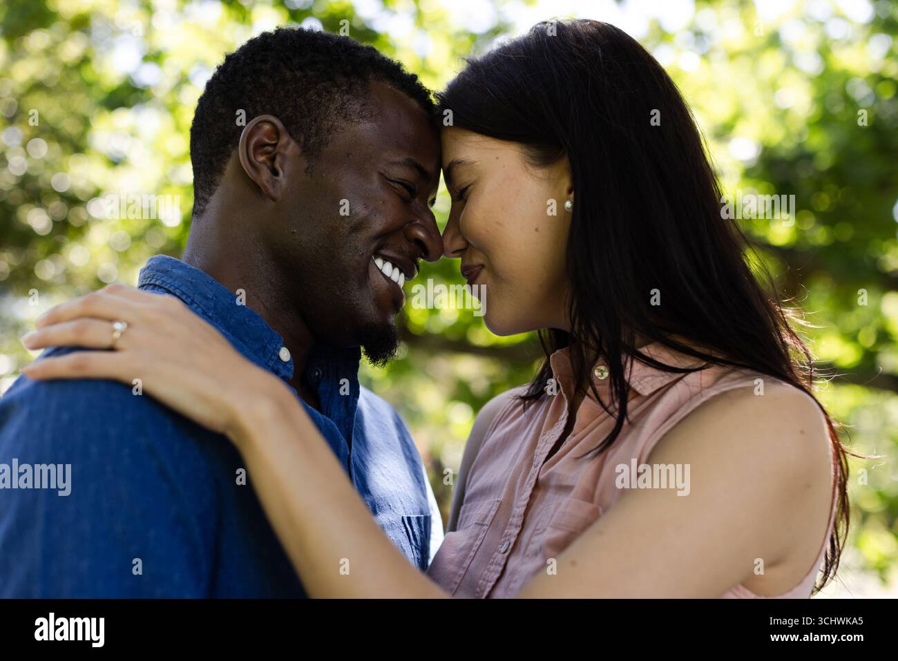 Im Freien, afroamerikanische Männer und Frauen lächeln und schätzen Gesellschaft Stockfoto